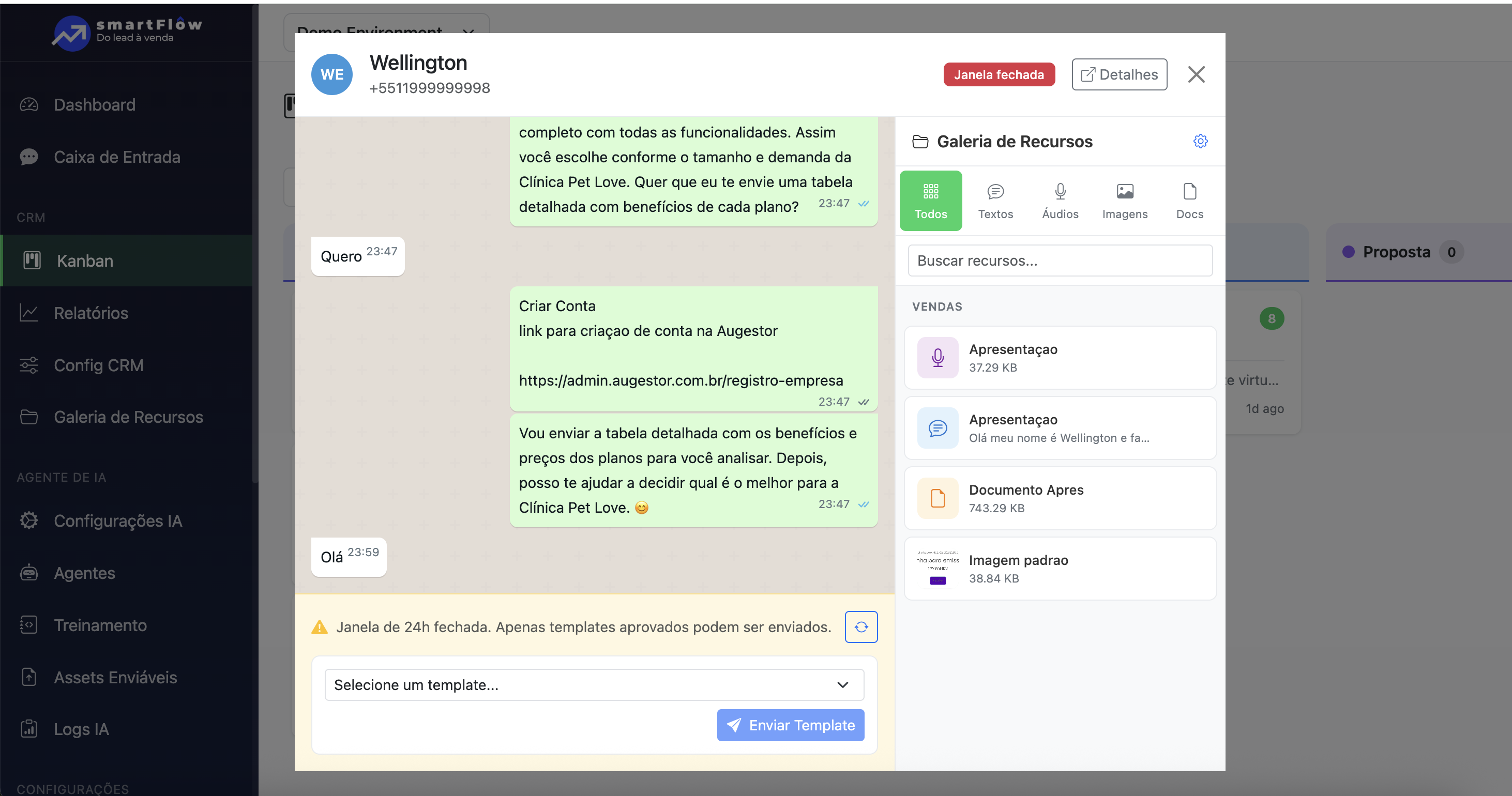 Kanban do SmartFlow com janela de chat do WhatsApp aberta dentro do card do lead